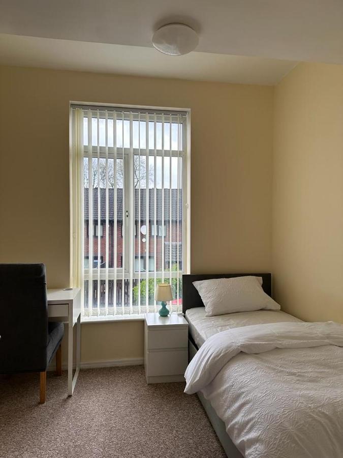 Rooms 7 Minutes From Etihad Manchester Exterior photo